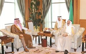 صاحب السمو الامير الشيخ صباح الاحمد لدى استقباله صاحب السمو الملكي الامير الوليد بن طلال امس 