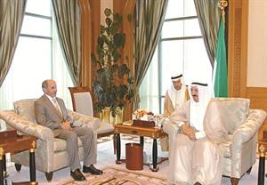صاحب السمو الامير الشيخ صباح الاحمد مستقبلا رئيس المجلس الوطني الانتقالي الليبي مصطفى عبدالجليل