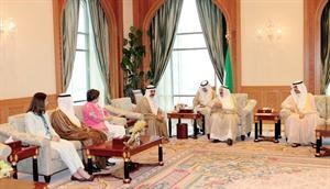 صاحب السمو الامير الشيخ صباح الاحمد خلال استقباله جاسم الخرافي والوفد المشارك في مؤتمر الاتحاد البرلماني الدولي