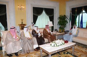 سمو ولي العهد خلال لقائه الامير الوليد بن طلال والوفد المرافق له﻿