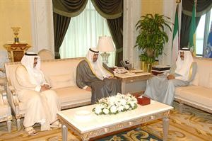 سمو ولي العهد الشيخ نواف الاحمد مستقبلا الشيخ احمد الفهد وروضان الروضان﻿