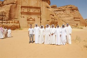 السفير الشيخ حمد جابر العلي خلال زيارته للمدينة﻿
