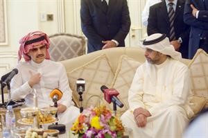 الامير الوليد بن طلال وماضي الخميس خلال المؤتمر