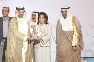 الشيخ احمد العبدالله وماضي الخميس يكرمان الشيخة مي ال خليفة
