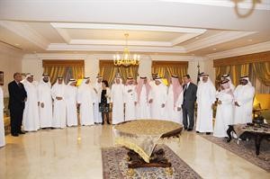 وزير الاعلام السعودي دعبدالعزيز خوجة والسفير السعودي يتوسطان الوفد الاعلامي السعودي هاني الشمري