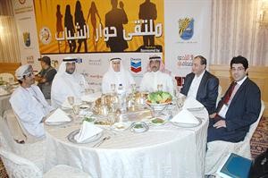 الزميلان احمد بهبهاني وعدنان الراشد مع بعض الحضور في الملتقى