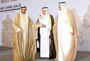 الشيخ احمد العبدالله وماضي الخميس يسلمان السفير السعودي دعبدالعزيز الفايز درع صاحب السمو الملكي الامير سلمان بن عبدالعزيز