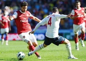 لاعب وسط ارسنال فرانشيسك فابريغاس يتخطى مدافع بولتون باول روبنسون افپ