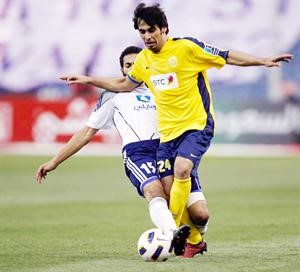 مدافع النصر حسين عبدالغني يتعرض للمضايقة من لاعب وسط الهلال احمد الفريدي نقلا عن موقع النصر السعودي