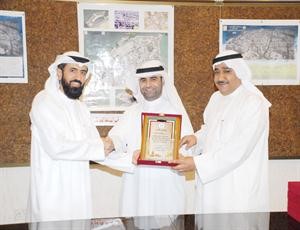 معبدالله عمادي ومهشام الطليحي يكرمان احد الموظفين