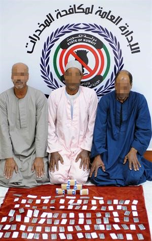 الاشقاء الثلاثة وامامهم كمية الحبوب المضبوطة﻿