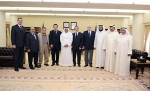 الرئيس جاسم الخرافي اثناء استقباله وفد الملتقى الاعلامي العربي﻿