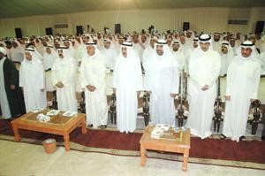 الرئيس جاسم الخرافي والشيخ احمد الفهد وعلي الغانم وعبدالله الرومي وعلي المتروك ومرزوق الغانم ومرزوق الخرافي خلال التابين محمد ماهر
