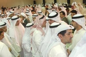 عائلة الخرافي تتلقى المواساة اثناء التابين