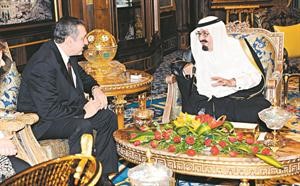 خادم الحرمين الشريفين الملك عبدالله بن عبدالعزيز مستقبلا رئيس الوزراء المصري دعصام شرف في الرياضرويترز﻿