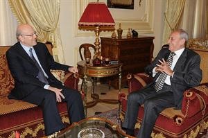 رئيس المجلس النيابي نبيه بري مستقبلا الرئيس المكلف نجيب ميقاتي في عين التينة امس محمود الطويل