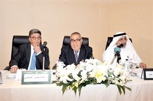 الكابتن علي حيدر ودعبدالرحمن العوضي ونجيب صعب خلال المنتدى﻿