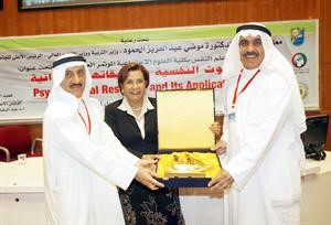 دعبدالرضا اسيري خلال تكريم دموضي الحمود	سعود سالم﻿