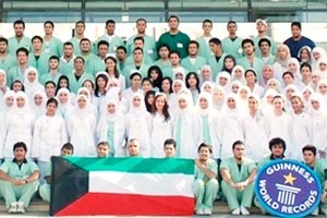 الطلبة والطالبات المشاركون في اليوم التمريضي
