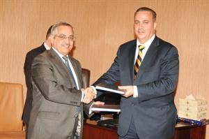 دعبدالرزاق النفيسي خلال توقيع العقد مع نبيل القدومي﻿