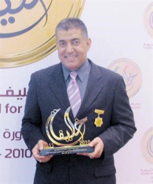 دعلي جواد شمخة لدى حصوله على الجائزة﻿