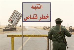 لافتة تحذرمنخطر التقنيص على الطريق الواقعة بين اجدابيا والبيرقة افپ