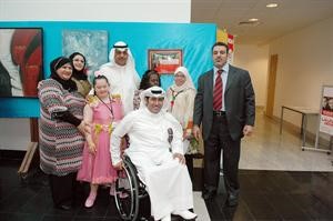 مبارك الخرينج وعبدالكريم العنزي مع المشاركين في المعرض كرم ذياب
