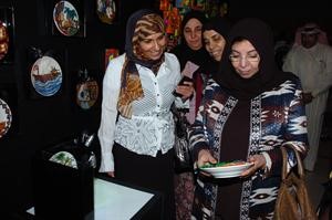 وكيلة التربية ومدير عام منطقة العاصمة ومراقبة الامتحانات اثناء الاطلاع على انتاجات الطلبةقاسم باشا