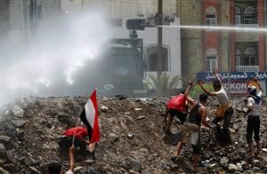 قوات مكافحة الشغب اليمنية تفرق متظاهرين باستخدام خراطيم المياه في تعز	رويترز﻿