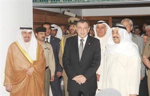 رئيس مجلس الامة جاسم الخرافي اثناء توديعه دعصام شرف ويبدو نائبه عبدالله الرومي وداسماعيل الشطي