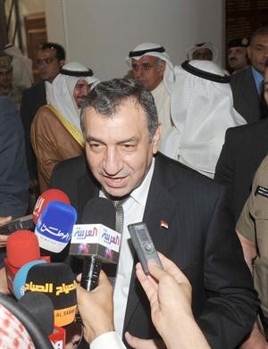 دعصام شرف متحدثا للصحافيين متين غوزال 