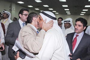 عناق التهنئة بين رئيس الجمعية الطبية ونائبه
