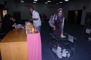 طبيبة تدلي بصوتها
