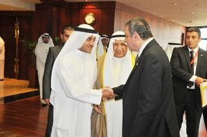 طلال الخرافي متحدثا مع دعصام شرف بحضور علي الغانم﻿
