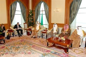 صاحب السمو الامير الشيخ صباح الاحمد مستقبلا دعصام شرف بحضور سمو ولي العهد وسمو رئيس الوزراء والشيخ دمحمد الصباح﻿