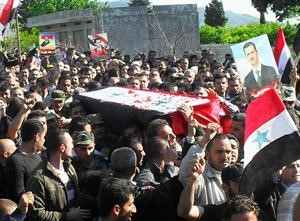 صورة وزعتها وكالة الانباء السورية لتشييع جنازة احد الضباط في جبلة	افپ﻿