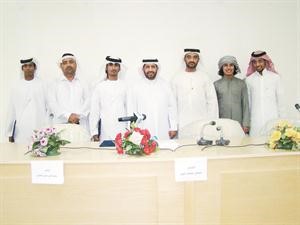 عبدالله المرشدي رئيس الجمعية والشعراء المشاركون في الامسية