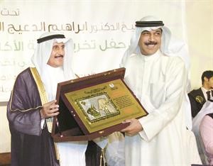 الشيخ دابراهيم الدعيج مكرما سلطان الرومانسية عبدالله الرويشد