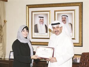 السفير الشيخ حمد جابر العلي مكرما الشاعرة والمذيعة ميسون ابوبكر
