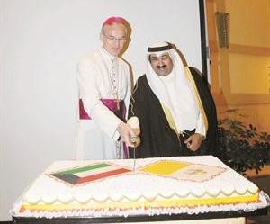 السفير وليد الخبيزي يشارك السفير البابوي تقطيع كعكة الحفل
