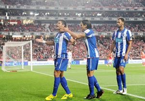 مهاجم بورتو البرازيلي هولك سوزا يحتفل باحد اهدافه في مرمى بنفيكاافپ