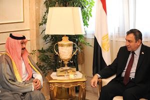 دعصام شرف خلال لقائه مع الشيخ مبارك الدعيج