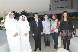 مناجي العبدالهادي مع المشاركين في المعرض 		انور الكندري﻿