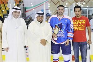 مشعل العجمي يتسلم جائزة افضل لاعب من الشيخ مبارك سالم المبارك﻿
