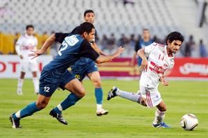 لاعب الزمالك حسين ياسر يحاول الهروب من رقابة دفاع انبي