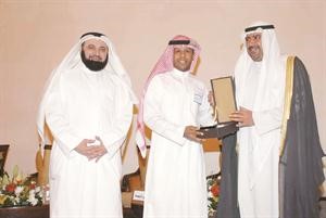 الشيخ احمد الفهد مكرما بنك بوبيان
