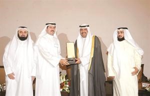 حمد المرزوق يتسلم الدرع التكريمية لـالاهلي المتحد من الشيخ احمد الفهد