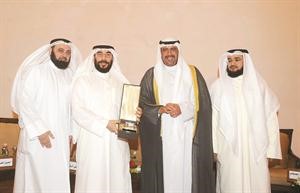 وعلي الزبيد متسلما الدرع التكريمية لـ الامتياز للاستثمار متين غوزال