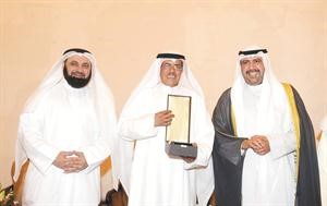 سالم العويد يتسلم درع مجلة بيزنس نيوز