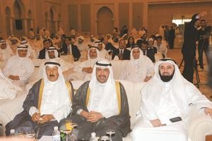 الفهد متوسطا دوليد الطبطبائي وجواد بوخمسين خلال الافتتاح
